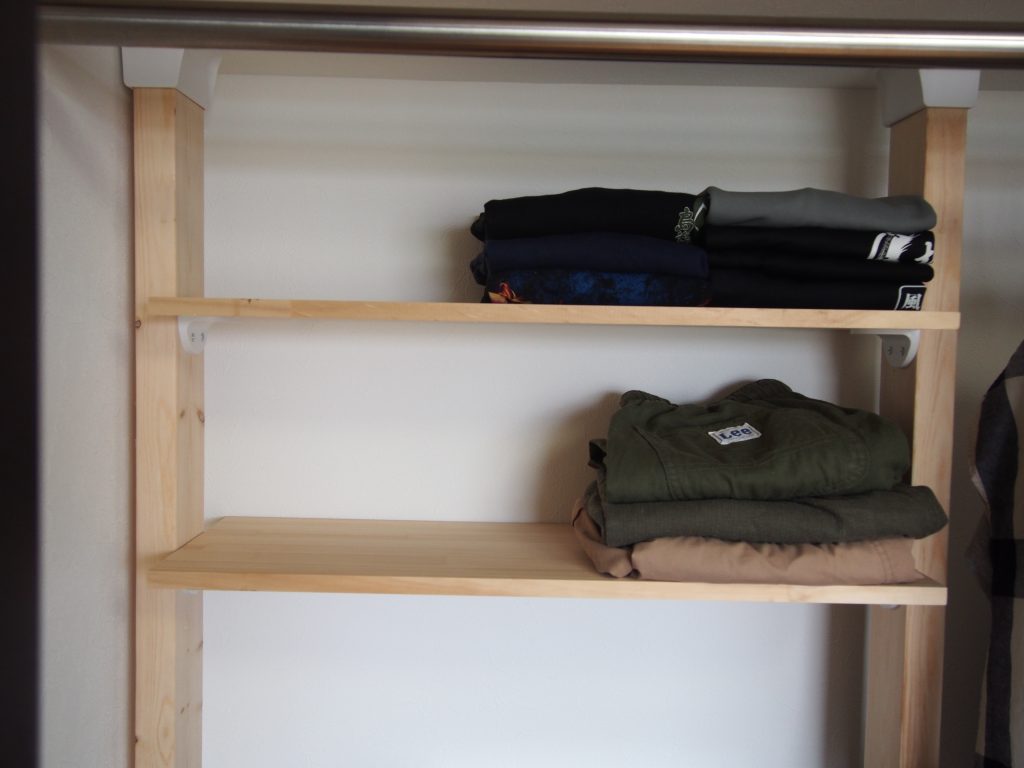 賃貸のクローゼットをDIY！デッドスペースに、シンプルな棚を2段つくりました。 持たない暮らし、使い切る暮らし